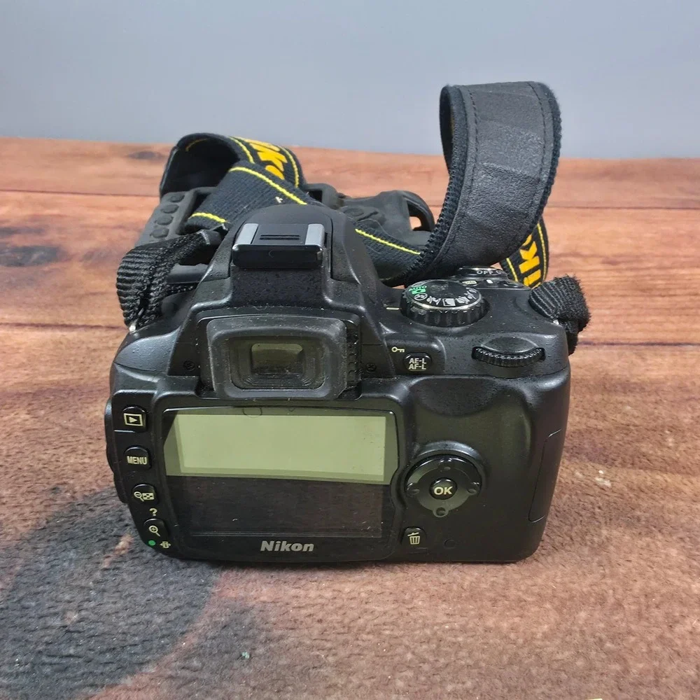 Nikon D40 DSLR Camera Body Black Fair Condition Powers On No Lens Recognition